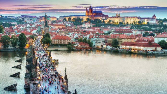 Auswandern nach Tschechien: Prag Stadtansicht an der Karlsbrücke